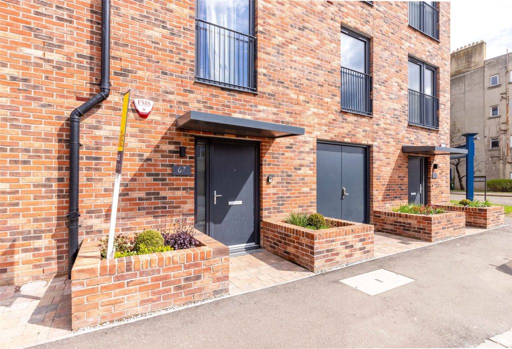 67, Logie Green Road, Edinburgh (EH7 4HF)